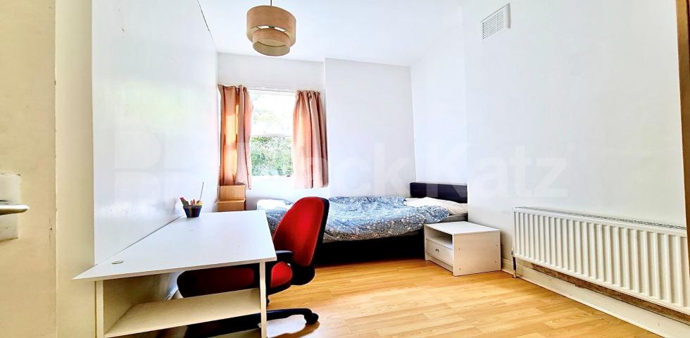 			NEW INSTRUCTION, 3 Bedroom, 1 bath, 1 reception Flat			 Hillmarton Road, HILLMARTON CONSERVATION